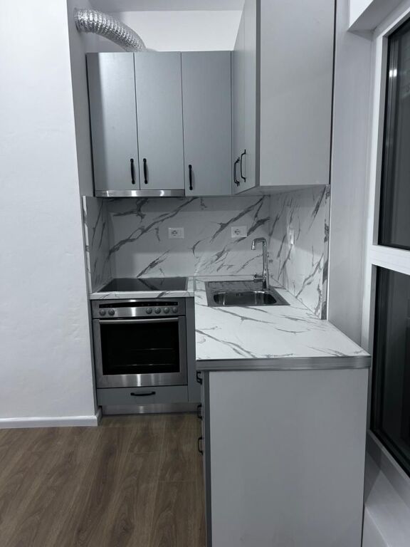 Jepet me qera apartament 1+1 📍 Residenca Kadiu, – Ali Demi  * Sipërfaqja: 60 m² * Kati: 8 * Me dritë natyrale dhe pamje të hapur nga Mali i Dajtit * Ndërtim i vitit 2025 * I pabanuar më parë  💰 Çmimi: 35,000 lekë/muaj (jepet me guzhinën)