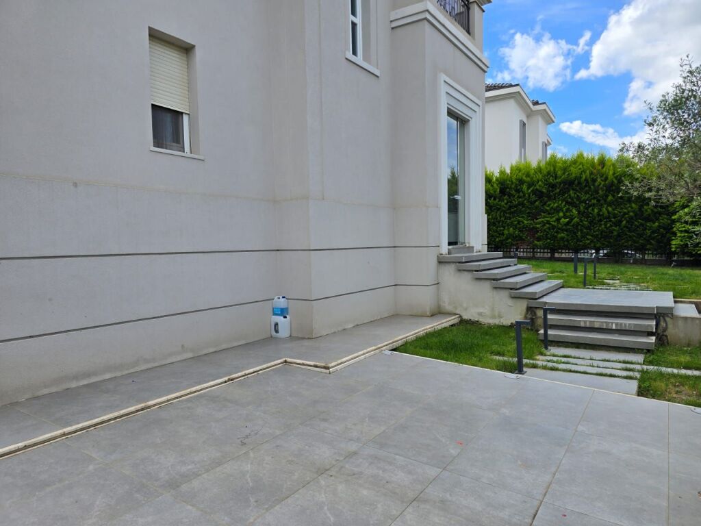 🔑 Villa with Pool for Sale in Rolling Hills-TEG