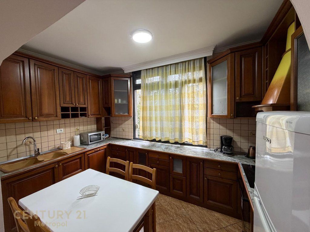 Jepet me qira apartament 2+1 i rinovuar, tek Ish Fusha e Aviacionit.