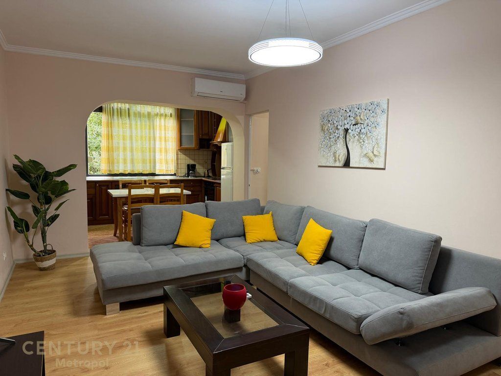Jepet me qira apartament 2+1 i rinovuar, tek Ish Fusha e Aviacionit.