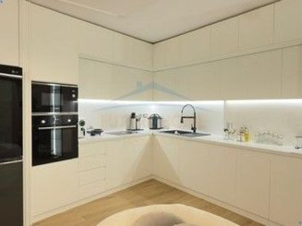 Shitet,Apartament Luksoz 2+1+2 Poste Parkimi, Rruga e Bogdaneve, Tirane