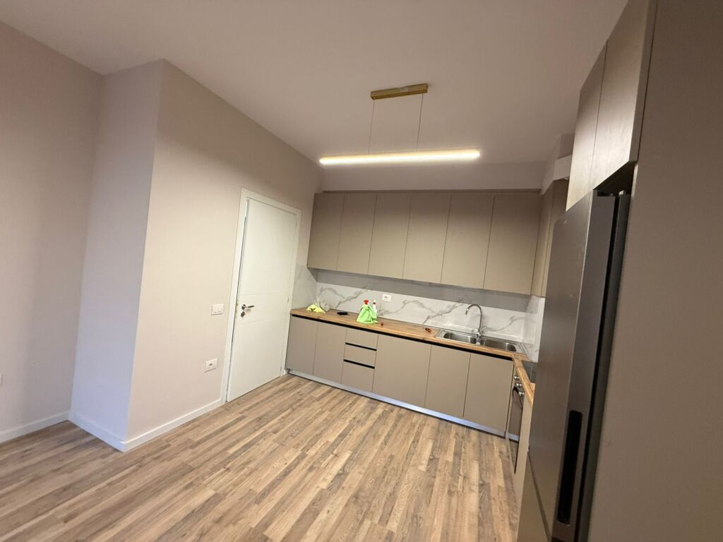 🏢 Jepet me qera apartament 1+1 me post parkimi – Astir, pranë Vilës L2  📍 Vendndodhja: Astir, pranë Vilës L2 🏗️ Pallat i sapopërfunduar 🏢 Kati: 7 🚗 Me post parkimi të përfshirë 🏠 Tipologjia: 1+1  💰 Çmimi: 50.000 lekë/muaj
