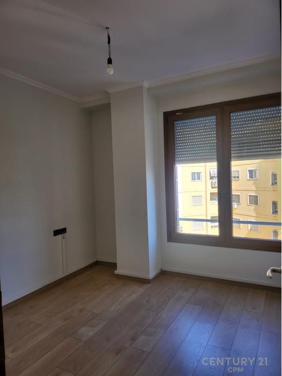 Ambjent per zyra pranë kompleksit Delijorgji