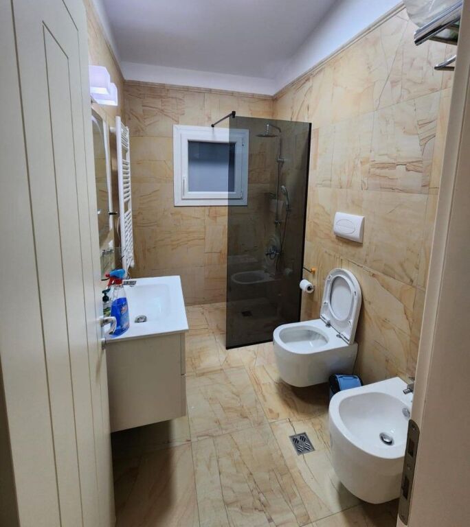 🏡 VILË 2-KATËSHE ME QIRA – PRANË TEG