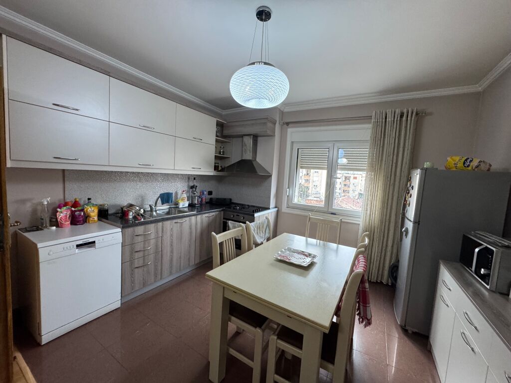 🏢 Appartamento 1+1 in affitto – A Pazari i Ri  📍 Posizione: Pazari i Ri, sulla strada principale Rruga Hoxha Tahsim  🏠 Tipologia: 1+1 🏢 Piano: 4 (palazzo esistente, senza ascensore) 🛋 Arredamento: Moderno 💰 Prezzo: 50.000 lek / mese