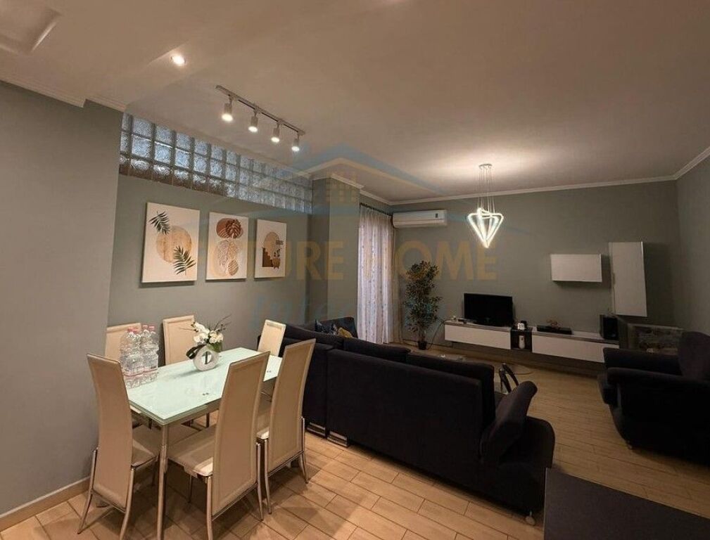 Shitet, Apartament 2+1, Pazari i Ri, Tiranë.