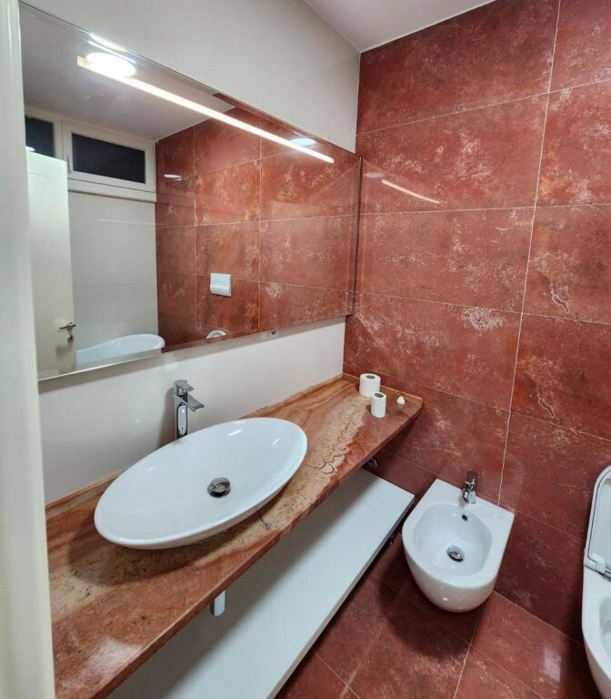 🏡 VILË 2-KATËSHE ME QIRA – PRANË TEG
