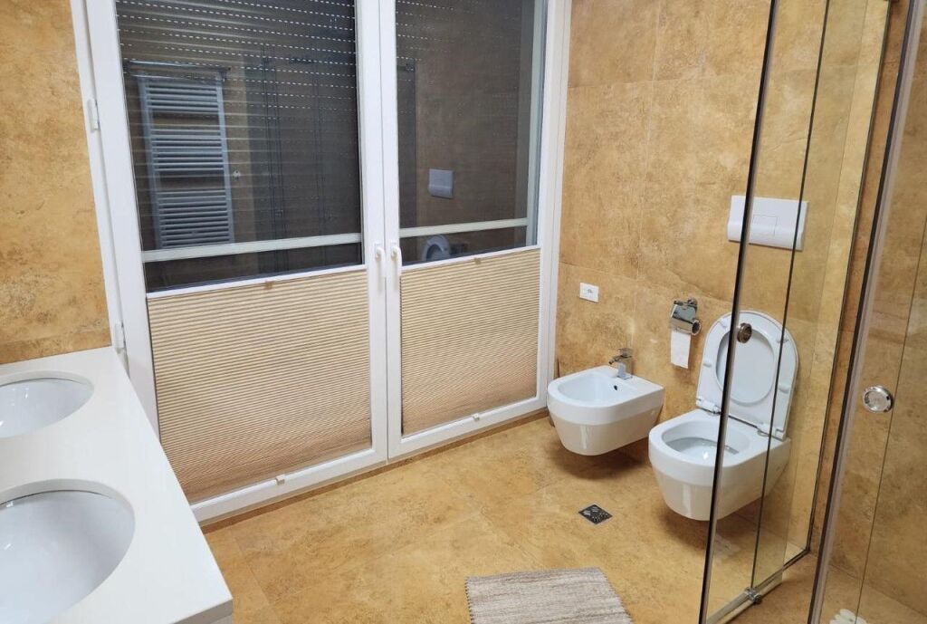 🏡 VILË 2-KATËSHE ME QIRA – PRANË TEG