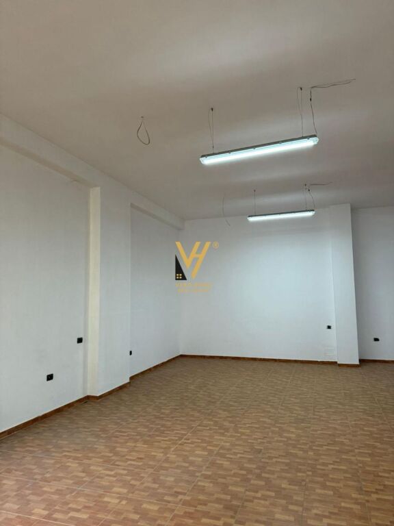 UFFICIO 120 M2 IN AFFITTO A SELVIA 100.000 LEKE