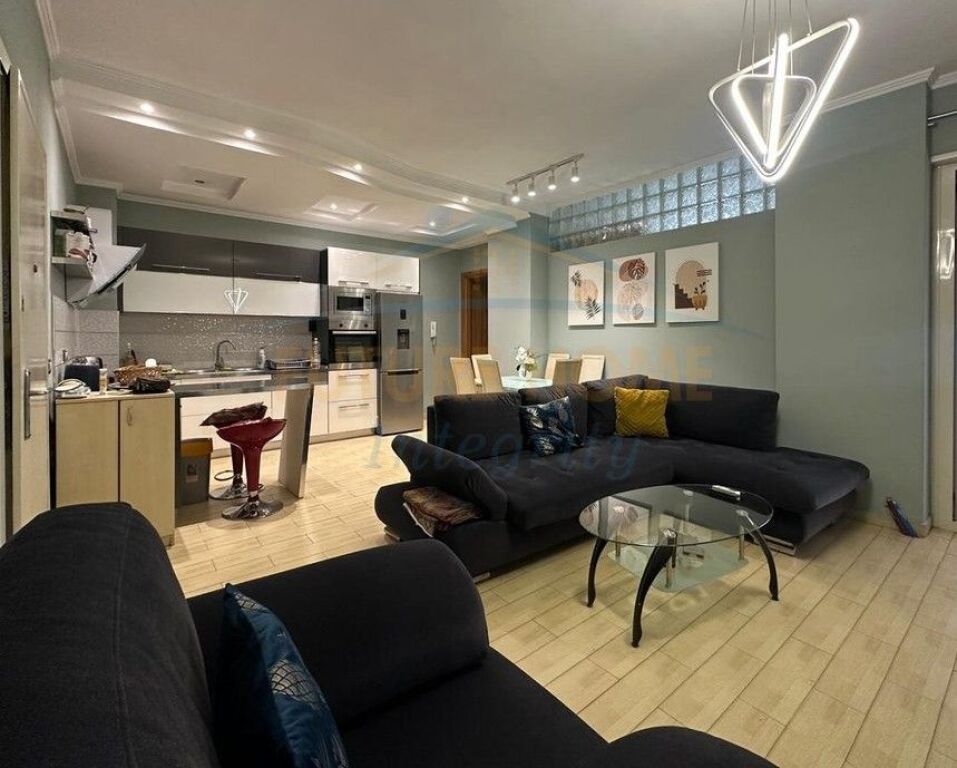 Shitet, Apartament 2+1, Pazari i Ri, Tiranë.