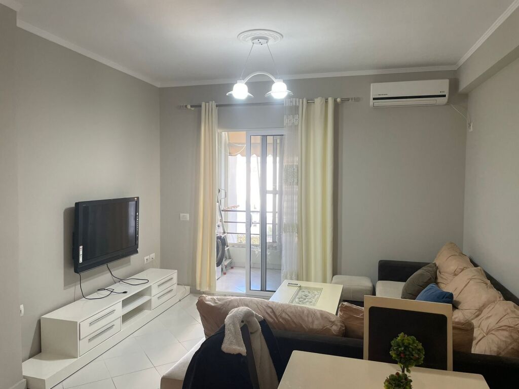 Apartament 1+1, Astir!