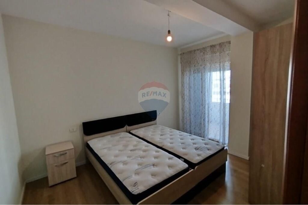 Appartamento 1+1 in affitto a Komuna e Parisit