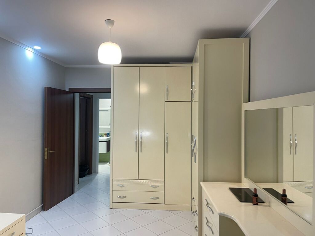 Apartament 1+1, Astir!