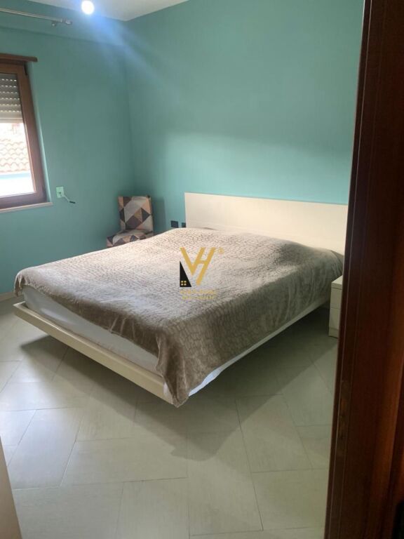 JEPET APARTAMENT 3+1+BLK ME QERA TE STACIONIT I TRENIT 50.000 LEKE