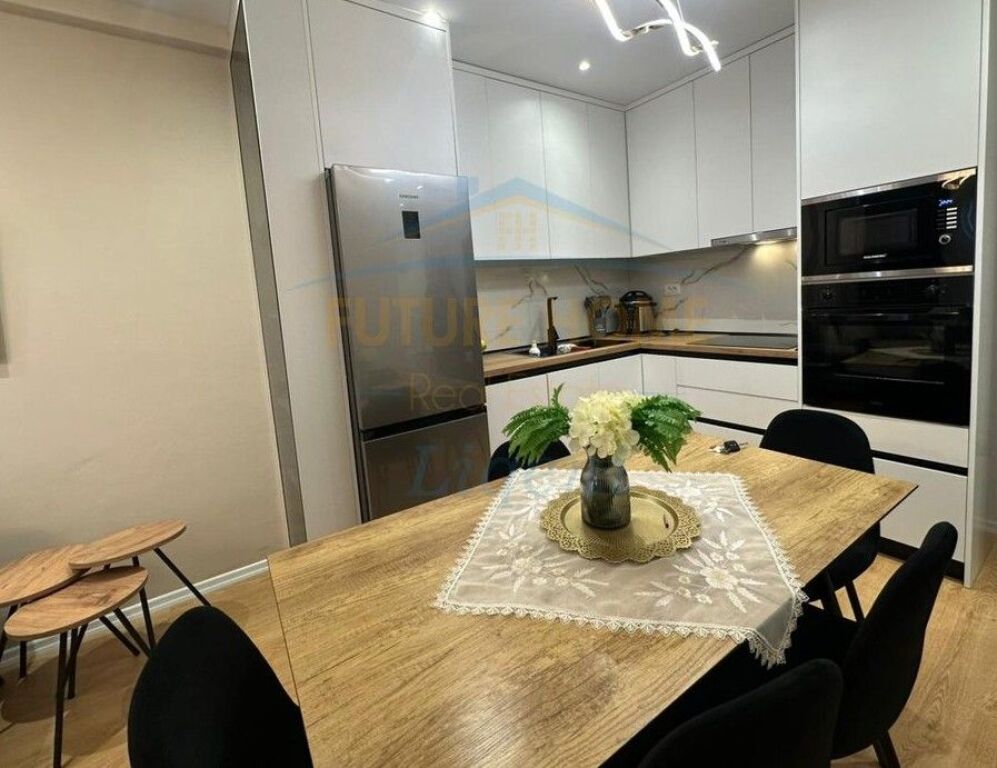 Qera, Apartament 2+1+2 Poste Parkimi,Univers City, QTU.