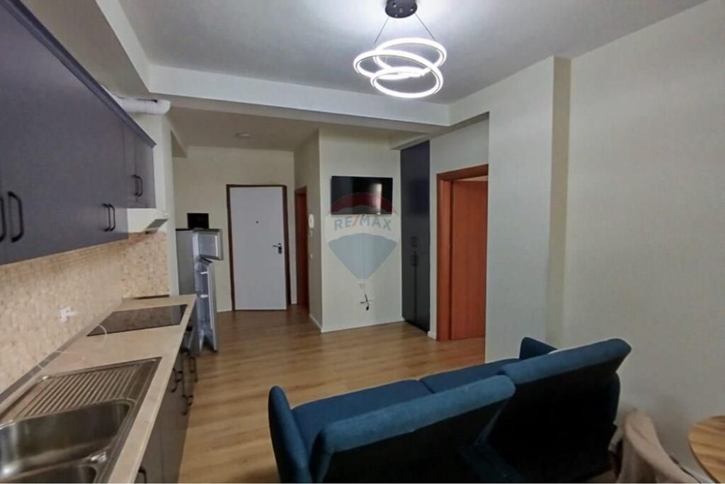 Appartamento 1+1 in affitto a Komuna e Parisit
