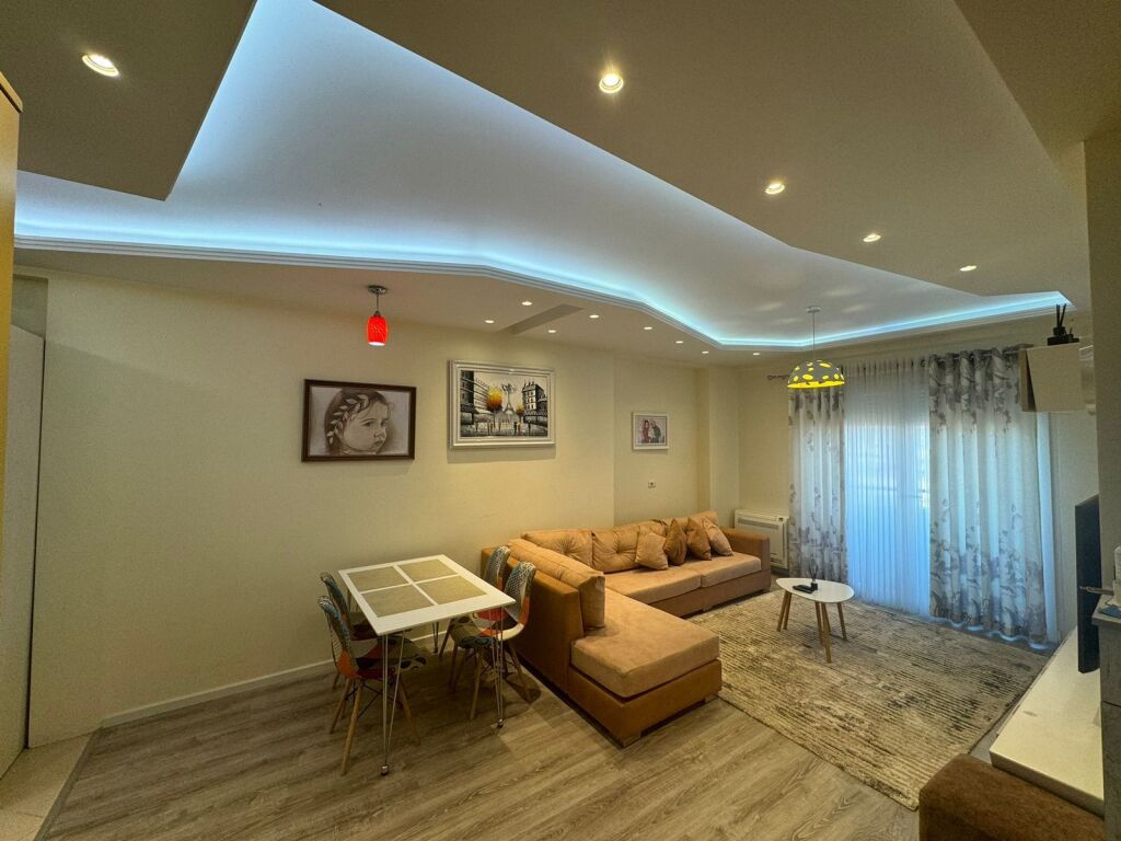 🏡 Apartament 1+1 në SHITJE 📍 Tek Komuna e Parisit, pranë Kristal Center💶 Çmimi: 215.000 €