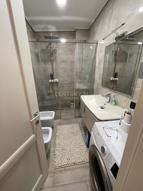 JEPET ME QERA APARTAMENT 2+1+1 POST PARKIMI TEK KOMPLEKSI DELIJORGJI