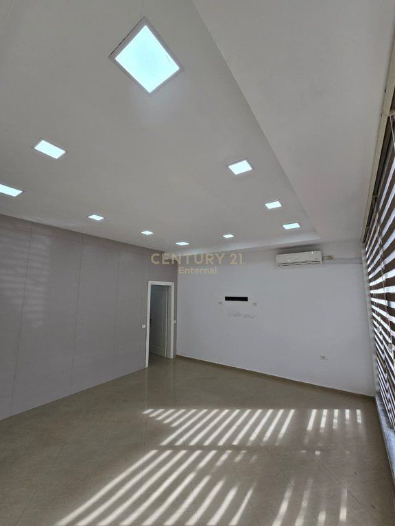 COMMERCIAL SPACE FOR SALE NEAR THE BUILDING WITH ARROW