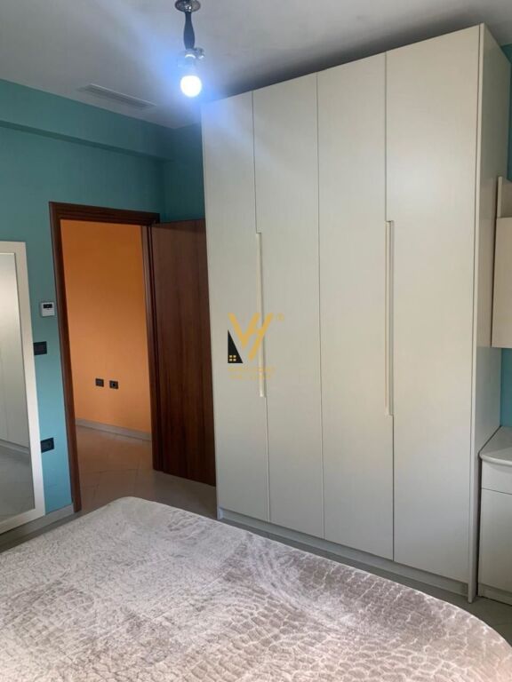 JEPET APARTAMENT 3+1+BLK ME QERA TE STACIONIT I TRENIT 50.000 LEKE