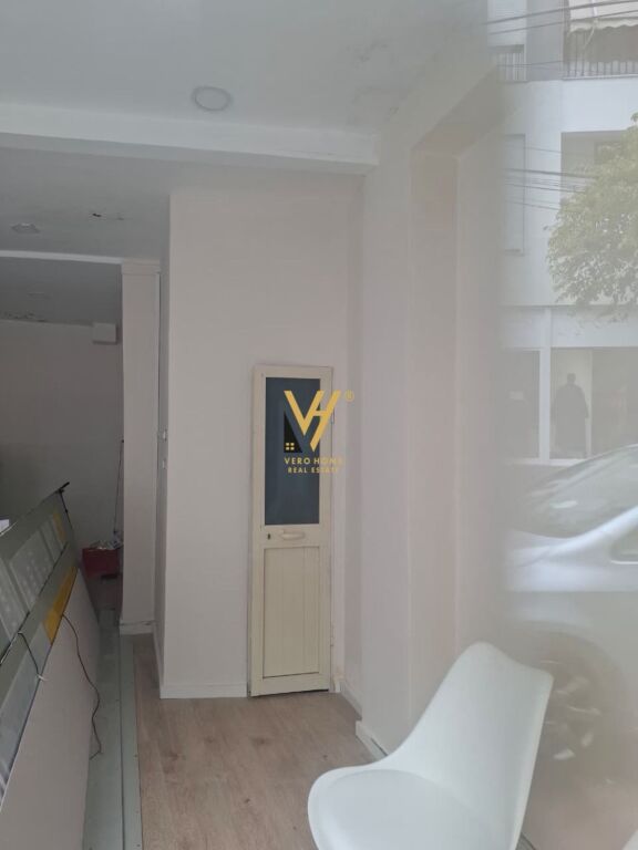 SHOP FOR RENT 25 M2 AT KOMUNA PARISIT 70,000 LEKE