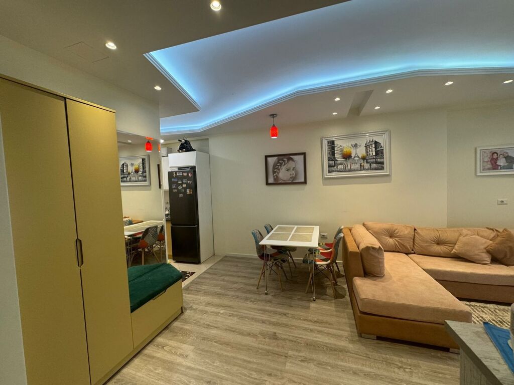 🏡 Apartament 1+1 në SHITJE 📍 Tek Komuna e Parisit, pranë Kristal Center💶 Çmimi: 215.000 €