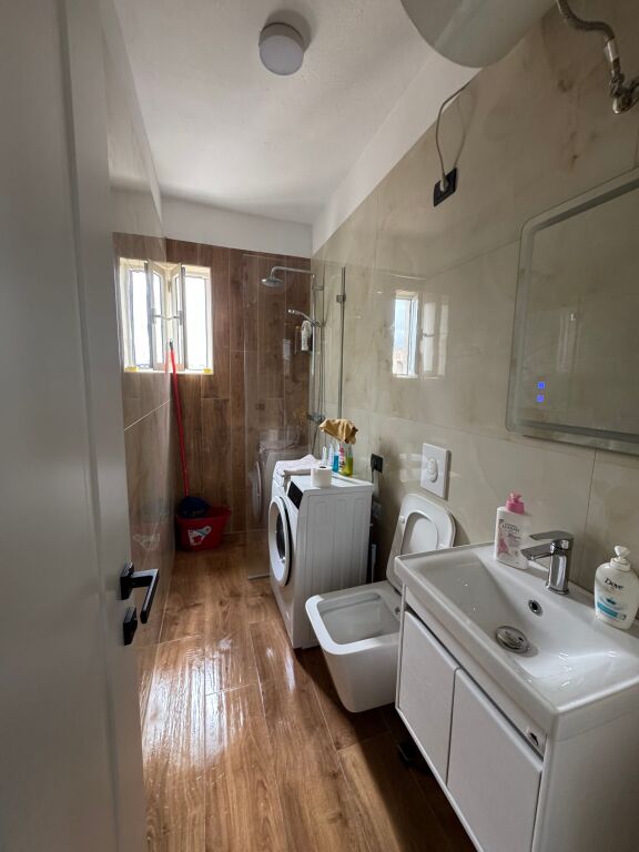 🏢 Appartamento 1+1 in affitto – A Pazari i Ri  📍 Posizione: Pazari i Ri, sulla strada principale Rruga Hoxha Tahsim  🏠 Tipologia: 1+1 🏢 Piano: 4 (palazzo esistente, senza ascensore) 🛋 Arredamento: Moderno 💰 Prezzo: 50.000 lek / mese