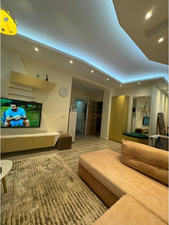 Shitet Apartament 1+1, Komuna e Parisit