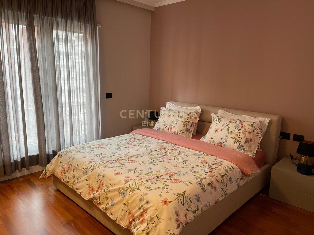 JEPET ME QERA APARTAMENT 2+1+1 POST PARKIMI TEK KOMPLEKSI DELIJORGJI