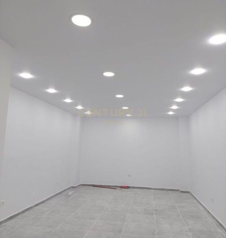 Commercial space for sale by the road in Fresk