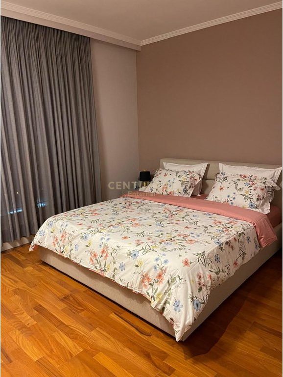 JEPET ME QERA APARTAMENT 2+1+1 POST PARKIMI TEK KOMPLEKSI DELIJORGJI