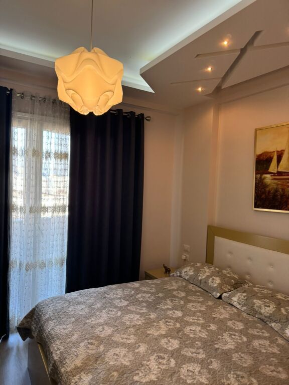 🏡 Apartament 1+1 në SHITJE 📍 Tek Komuna e Parisit, pranë Kristal Center💶 Çmimi: 215.000 €
