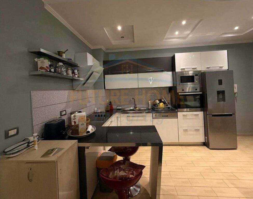 Shitet, Apartament 2+1, Pazari i Ri, Tiranë.