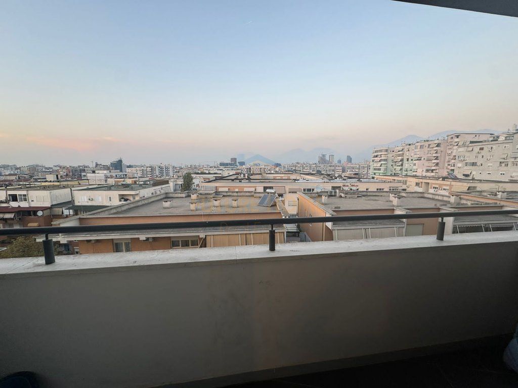 Shitet Apartament 1+1, Komuna e Parisit