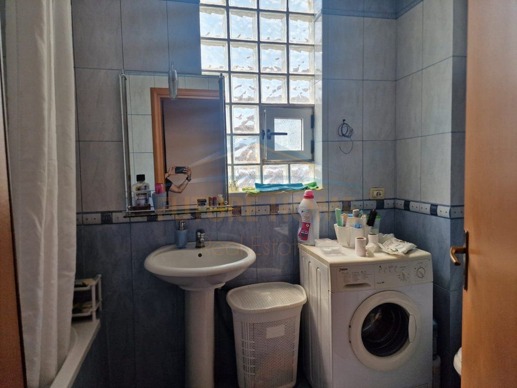 In vendita, Appartamento 2+1, vicino alla scuola 4 Deshmoret, Tirana.