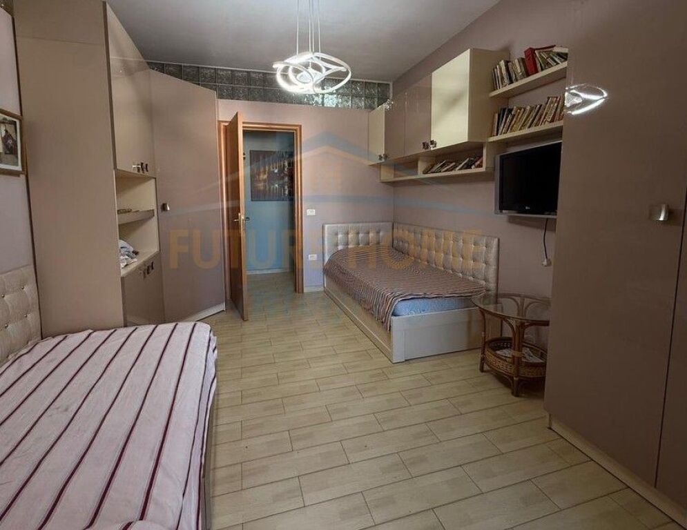 Shitet, Apartament 2+1, Pazari i Ri, Tiranë.