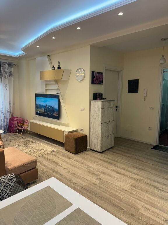 🏡 Apartament 1+1 në SHITJE 📍 Tek Komuna e Parisit, pranë Kristal Center💶 Çmimi: 215.000 €