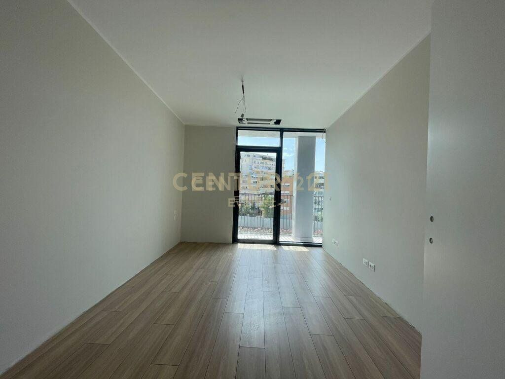 LAKE VIEW – APARTAMENT 2+1+2 + POST PARKIMI ME QIRA (BANIM OSE ZYRË)
