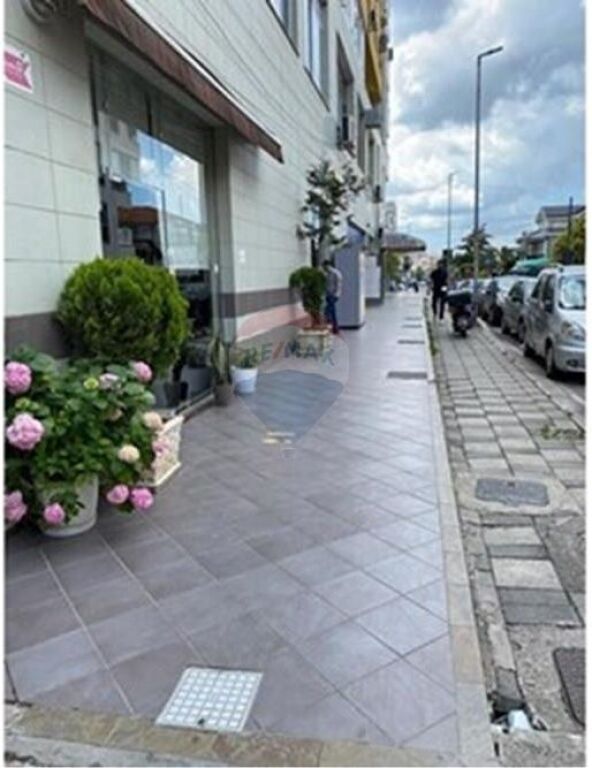 Commercial unit for rent in the Municipality of Paris