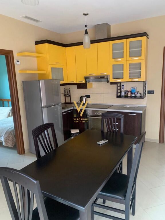 JEPET APARTAMENT 3+1+BLK ME QERA TE STACIONIT I TRENIT 50.000 LEKE