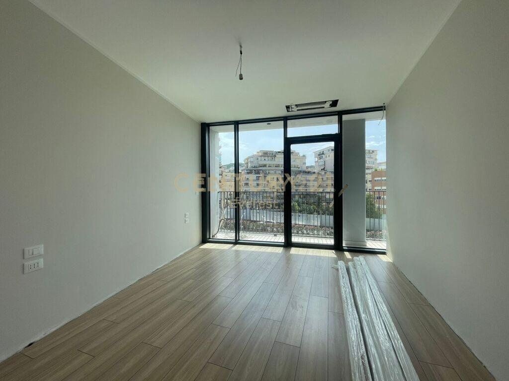 LAKE VIEW – APARTAMENT 2+1+2 + POST PARKIMI ME QIRA (BANIM OSE ZYRË)
