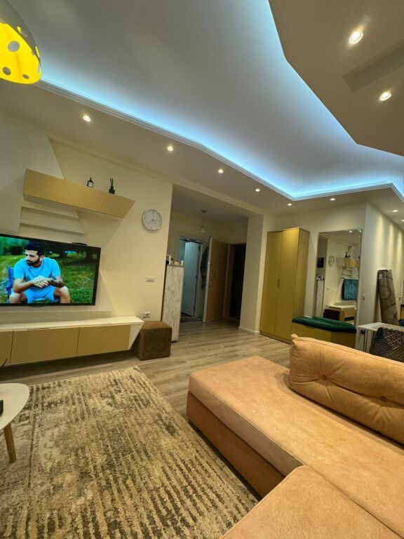 🏡 Apartament 1+1 në SHITJE 📍 Tek Komuna e Parisit, pranë Kristal Center💶 Çmimi: 215.000 €