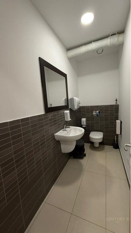 ZYRA ME QERA TEK HILTON, PRANE DELIJORGJIT