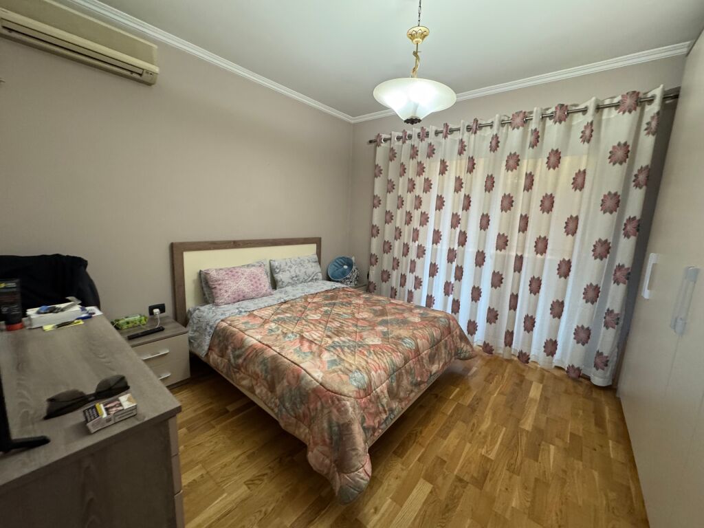 🏢 Appartamento 1+1 in affitto – A Pazari i Ri  📍 Posizione: Pazari i Ri, sulla strada principale Rruga Hoxha Tahsim  🏠 Tipologia: 1+1 🏢 Piano: 4 (palazzo esistente, senza ascensore) 🛋 Arredamento: Moderno 💰 Prezzo: 50.000 lek / mese