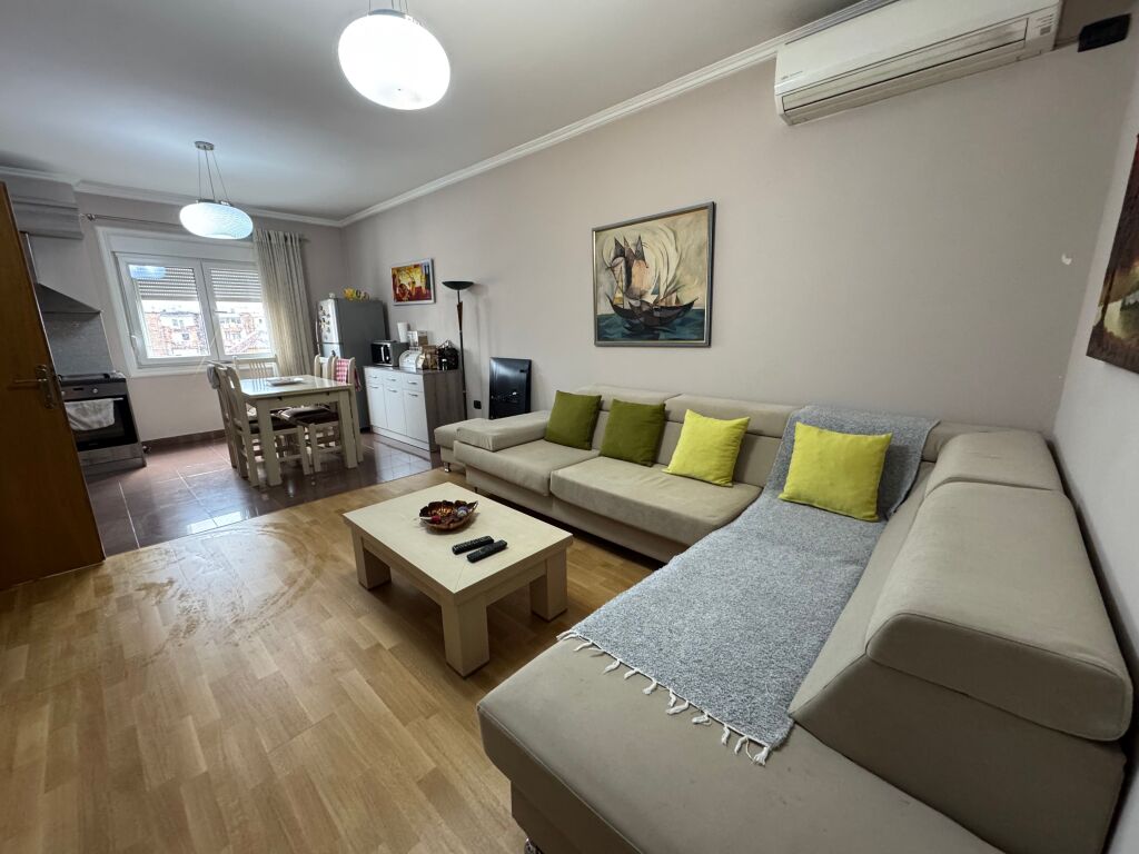 🏢 Appartamento 1+1 in affitto – A Pazari i Ri  📍 Posizione: Pazari i Ri, sulla strada principale Rruga Hoxha Tahsim  🏠 Tipologia: 1+1 🏢 Piano: 4 (palazzo esistente, senza ascensore) 🛋 Arredamento: Moderno 💰 Prezzo: 50.000 lek / mese