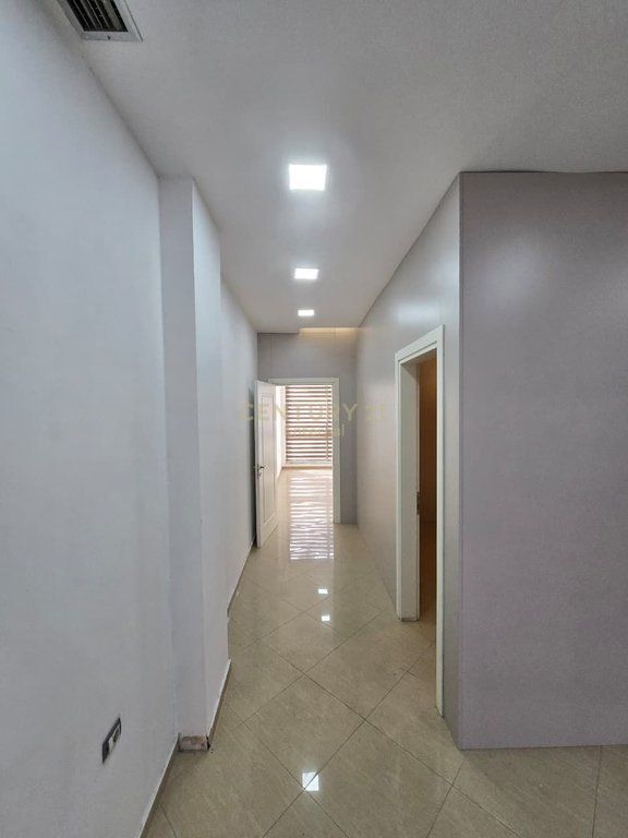 COMMERCIAL SPACE FOR SALE NEAR THE BUILDING WITH ARROW