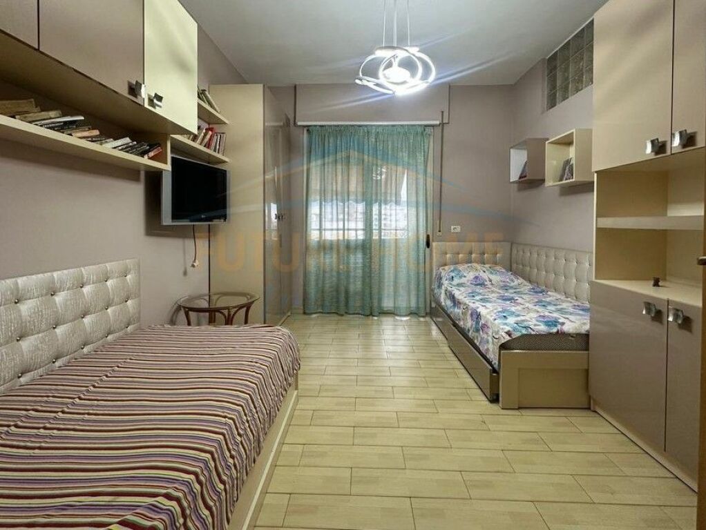 Shitet, Apartament 2+1, Pazari i Ri, Tiranë.