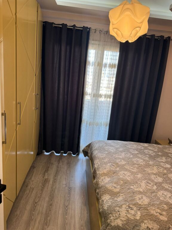 🏡 Apartament 1+1 në SHITJE 📍 Tek Komuna e Parisit, pranë Kristal Center💶 Çmimi: 215.000 €