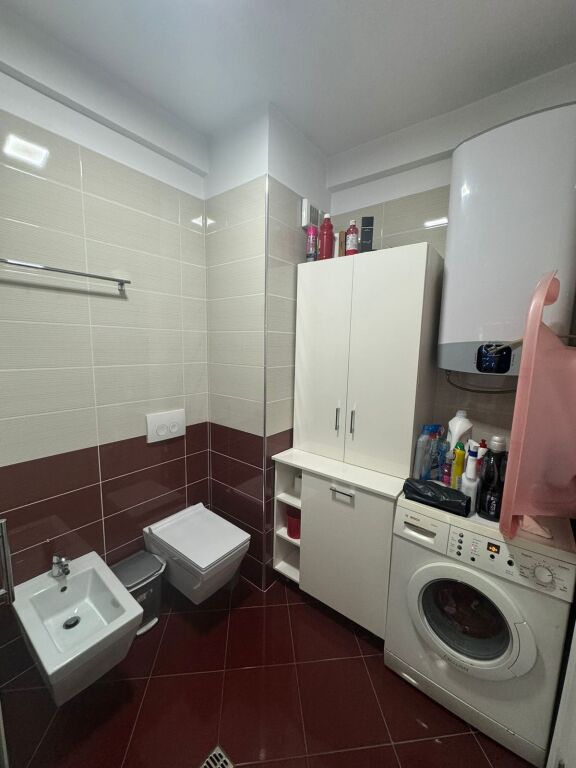 🏡 Apartament 1+1 në SHITJE 📍 Tek Komuna e Parisit, pranë Kristal Center💶 Çmimi: 215.000 €