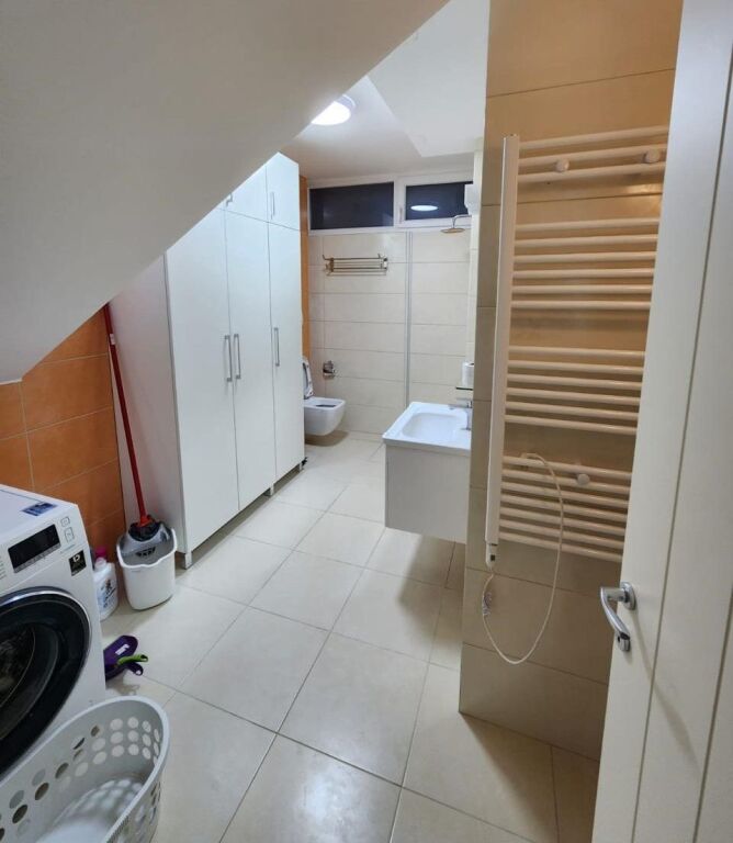 🏡 VILË 2-KATËSHE ME QIRA – PRANË TEG